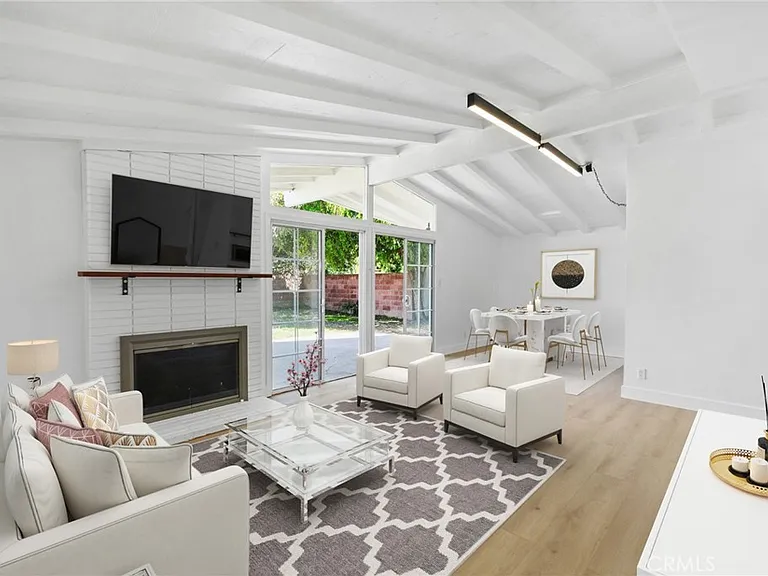 20321 Hamlin St — Photo 2