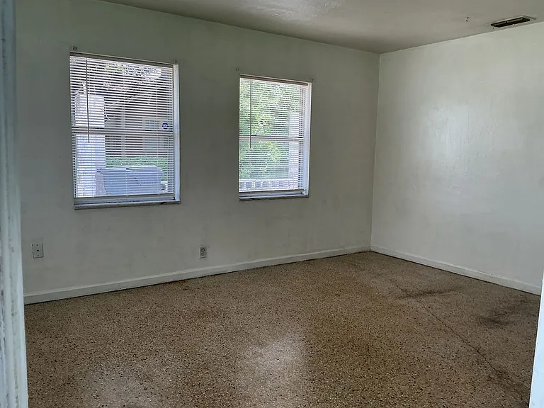 2529 Tanglewood St — Photo 2