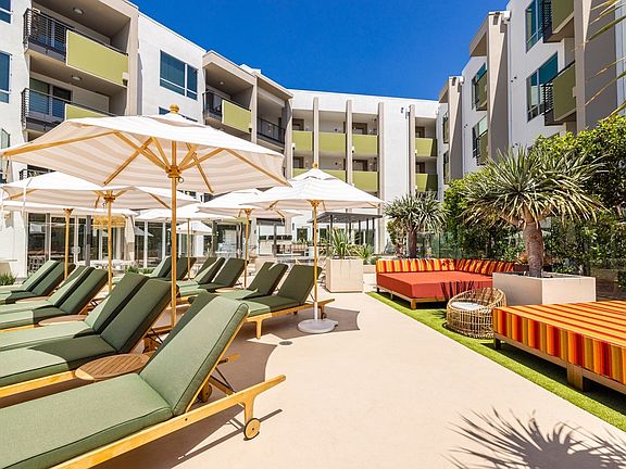 Pool Lounge Seating | Brio Apartments | Apartment in Glendale, CA