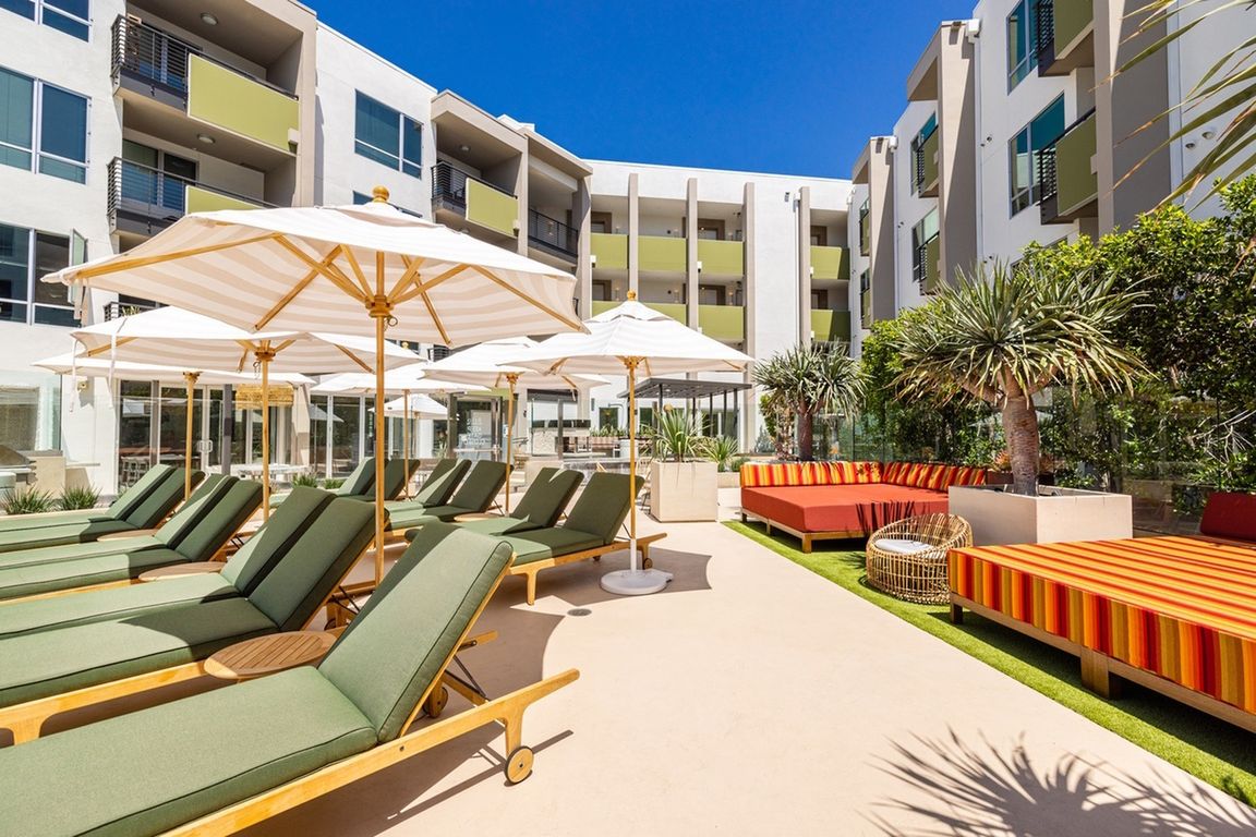 Pool Lounge Seating | Brio Apartments | Apartment in Glendale, CA