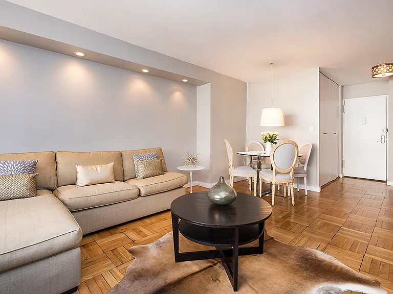 330 E 49th St #8D — Photo 4