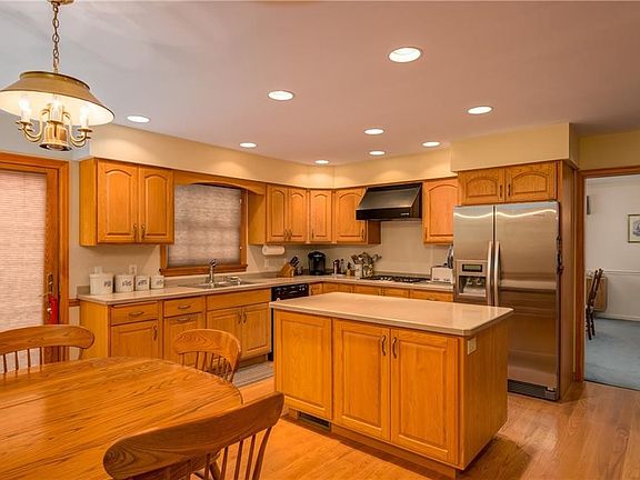 3rd image of 123 Sunset Ridge Rd