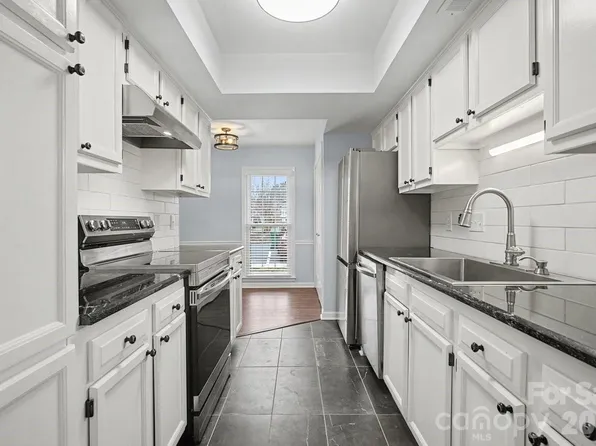 9241 N Vicksburg Park Ct, Charlotte, NC 28210