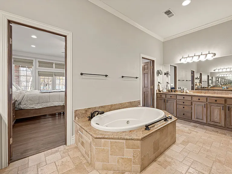 208 Highpoint Cir — Photo 11