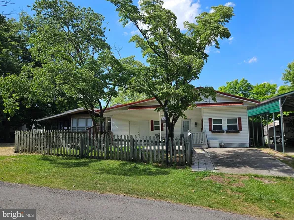 44 Hollow Ldg, Falling Waters, WV 25419