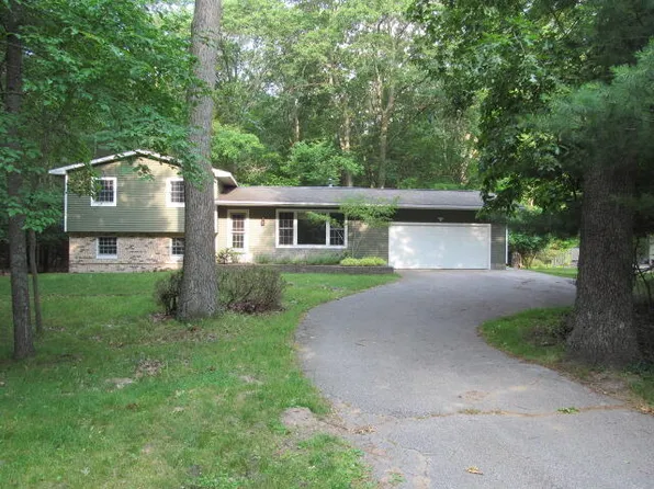 3805 Wickham Dr, Norton Shores, MI 49441