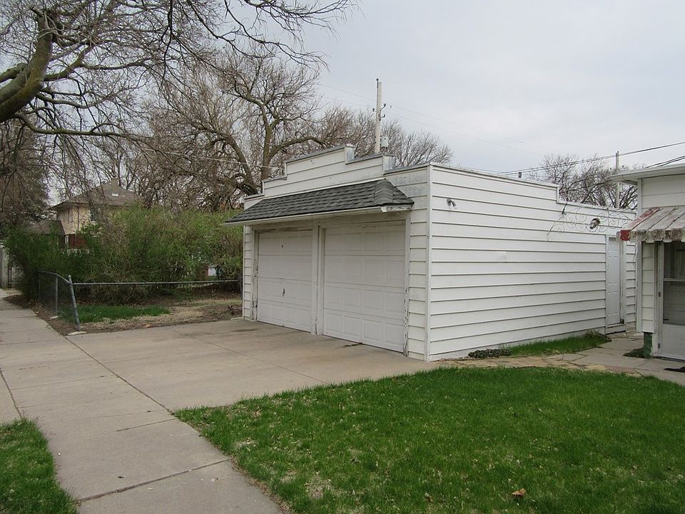 2nd image of 903 W 6th St