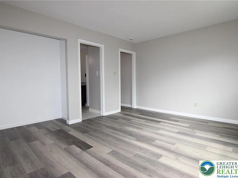 228 Spring House Ln — Photo 9