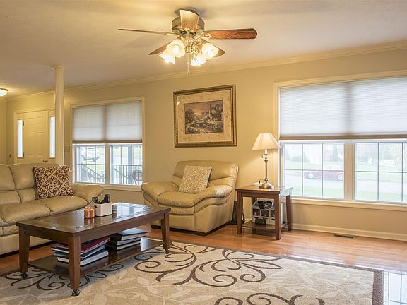 5th image of 397 Stoneleigh Dr