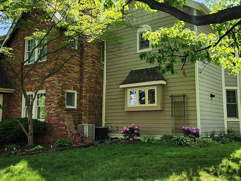 1137 Collingwood Dr — Photo 2