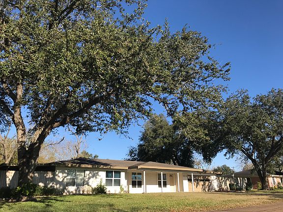 2nd image of 304 Larkspur St