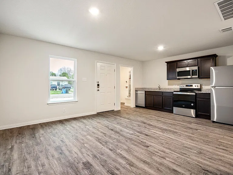 1143 Magnolia St #A — Photo 6
