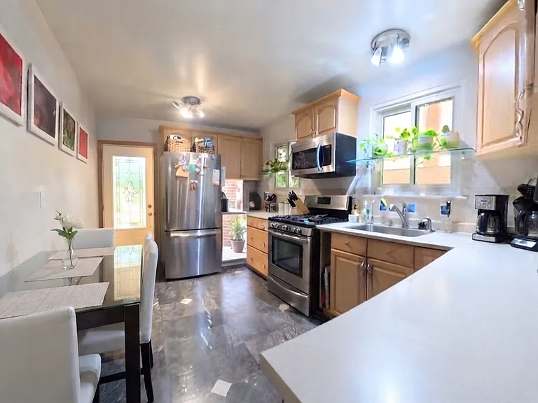 712 Lublin Ave — Photo 1