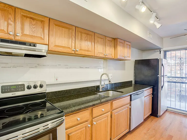 7 E Hamburg St — Photo 9