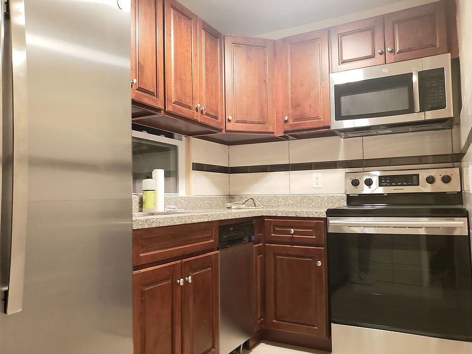 1st image of 978 Rogers Ave APT 2