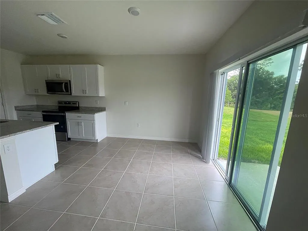 6 bed, 3.0 bath, 2601 sqft, $2,995 — Photo 4