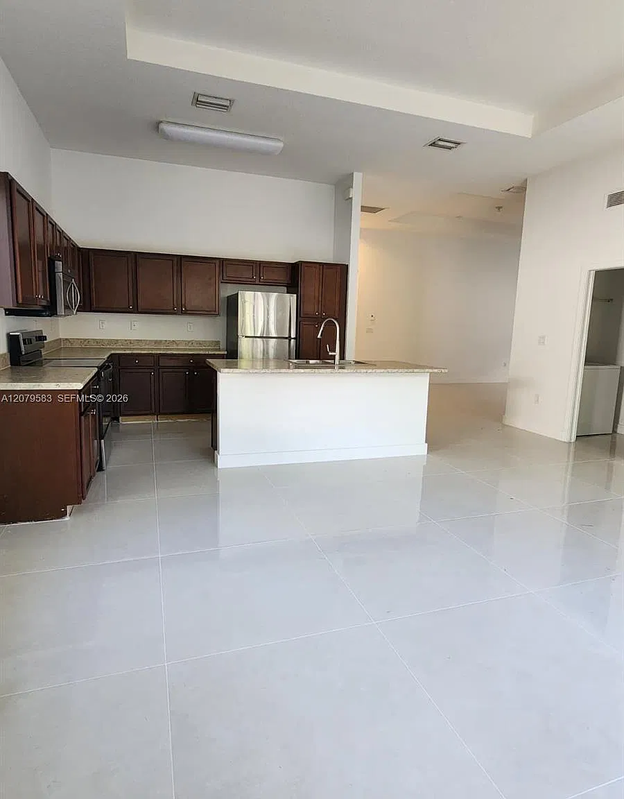 3 bed, 1980 sqft, $3,800 — Photo 4