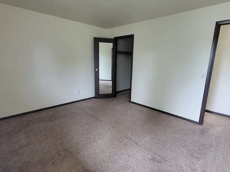 Canterbury Court Apartments — Photo 14