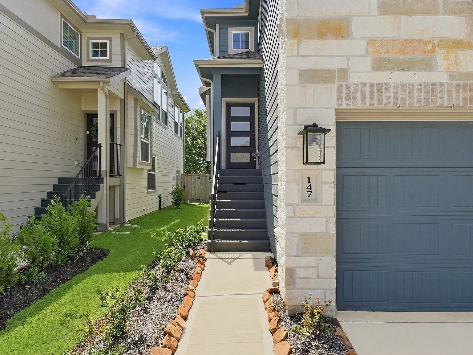 3 bed, 2.5 bath, 2160 sqft, $2,350 — Photo 2