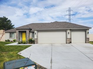 1004 S Blueberry Pl, Kennewick, WA 99338