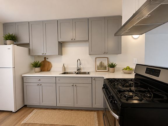 2nd image of 323 W 11th St APT 1