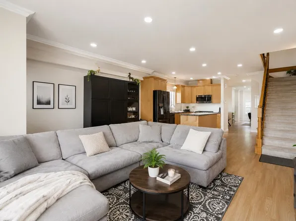 1124 Rochester Ave, Coquitlam, BC V3K 2X4