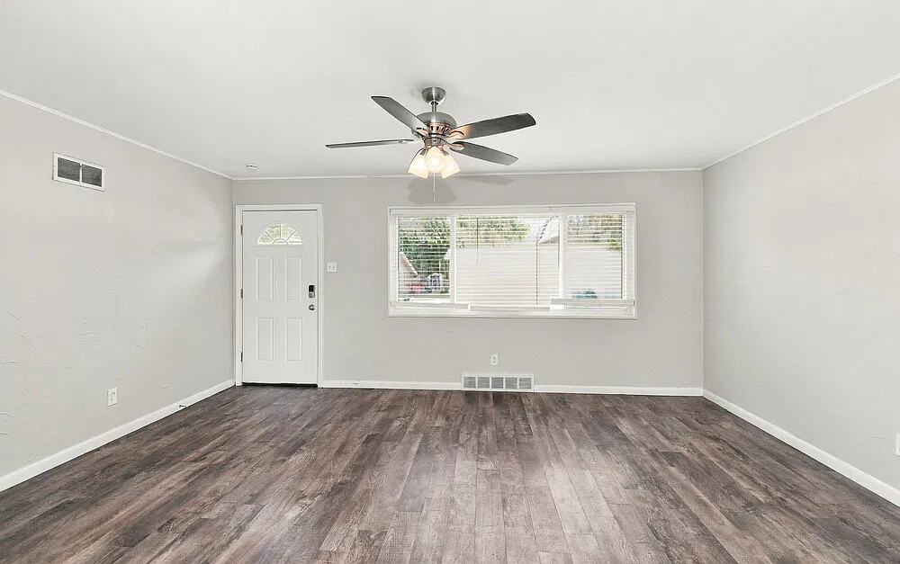 3 bed, 1.0 bath, 960 sqft, $1,570 — Photo 4