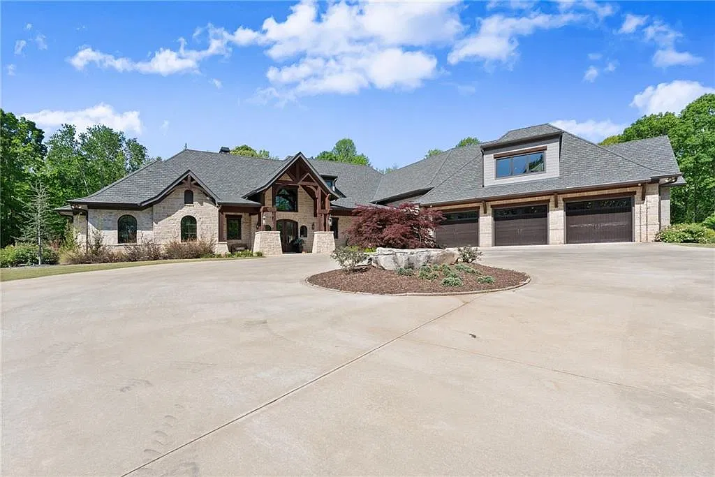 7 bed, 6.5 bath, 6302 sqft, $8,500 — Photo 4