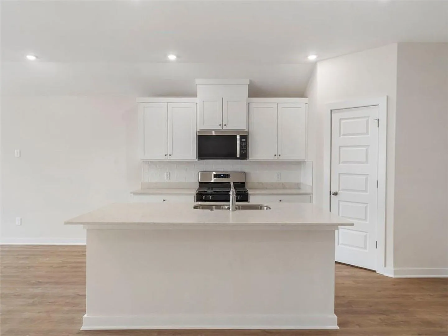 Newly built 4 Bedroom 3 Bath home in the Element! Available now! — Photo 4