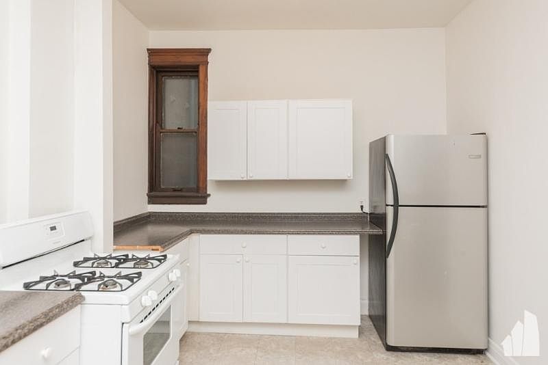 1st image of 851 W Oakdale Ave APT 2
