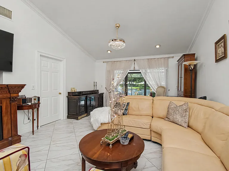 9708 Erica Ct — Photo 13