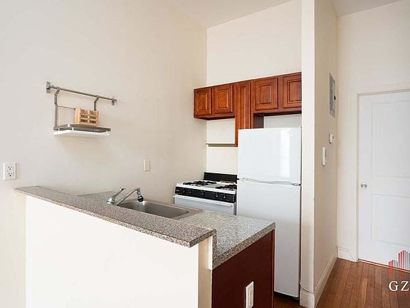 5th image of 133 E 110th St APT 9