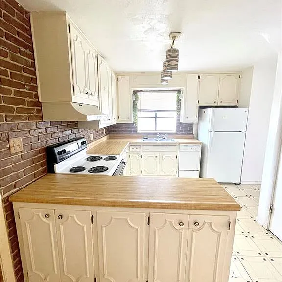 1911 Foster Dr — Photo 6