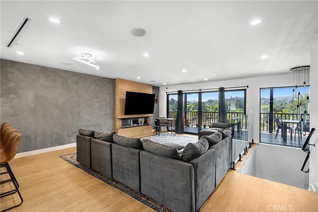 6 bed, 3802 sqft, $13,000 — Photo 3