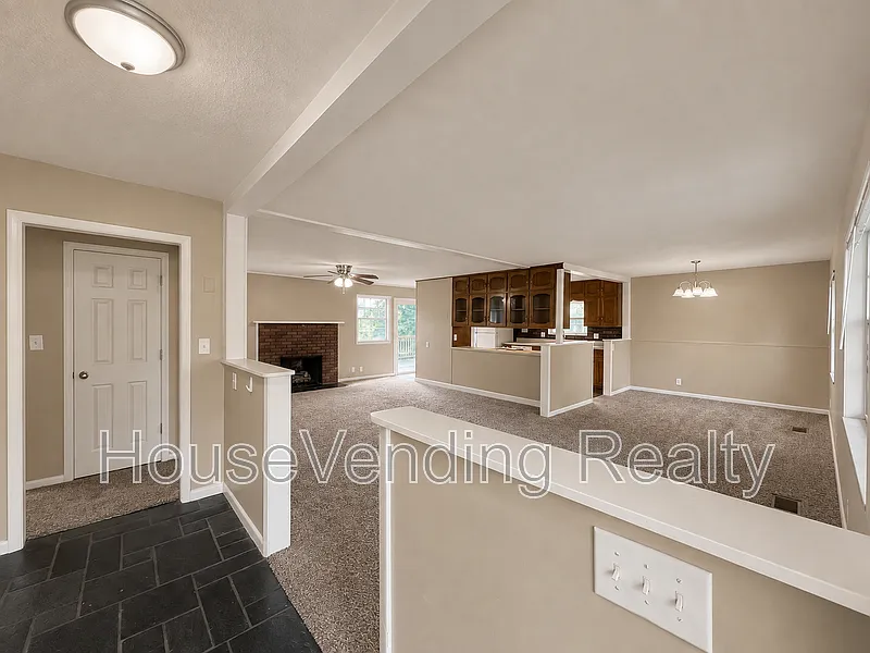 3 bed, 2.5 bath, 2184 sqft, $2,150 — Photo 2