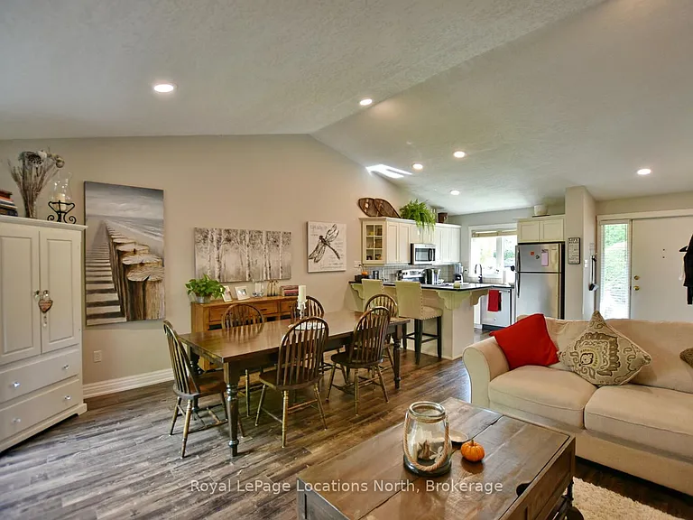 590 Oxbow Cres — Photo 32