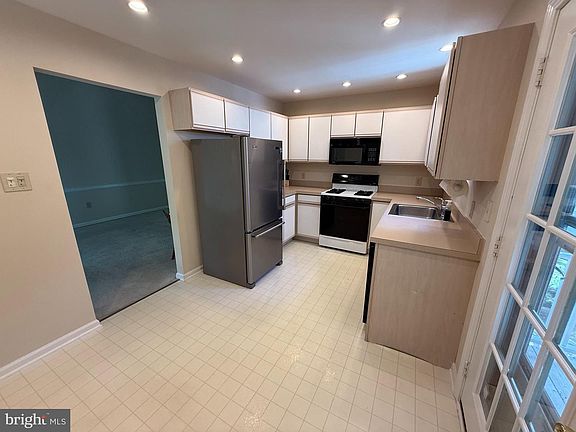4th image of 806 Sweetwater Dr