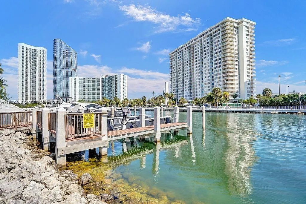 1 bed, 720 sqft, $1,800 — Photo 1