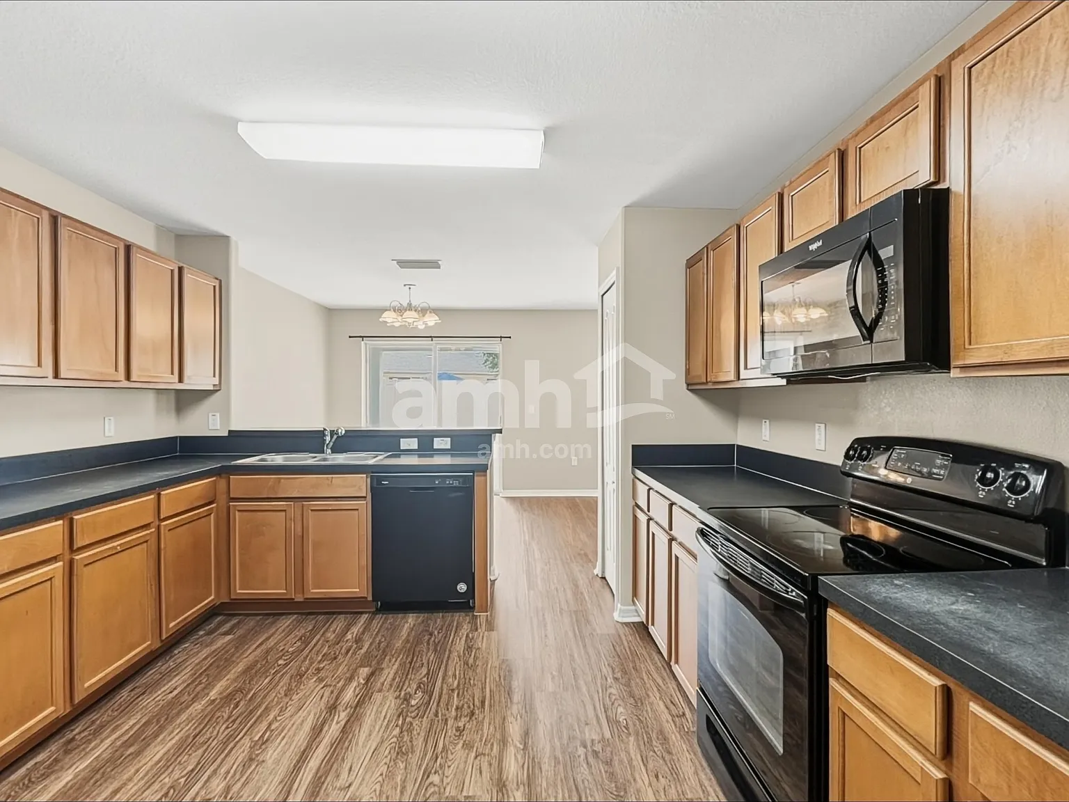 4 bed, 2.5 bath, 1820 sqft, $2,370 — Photo 3
