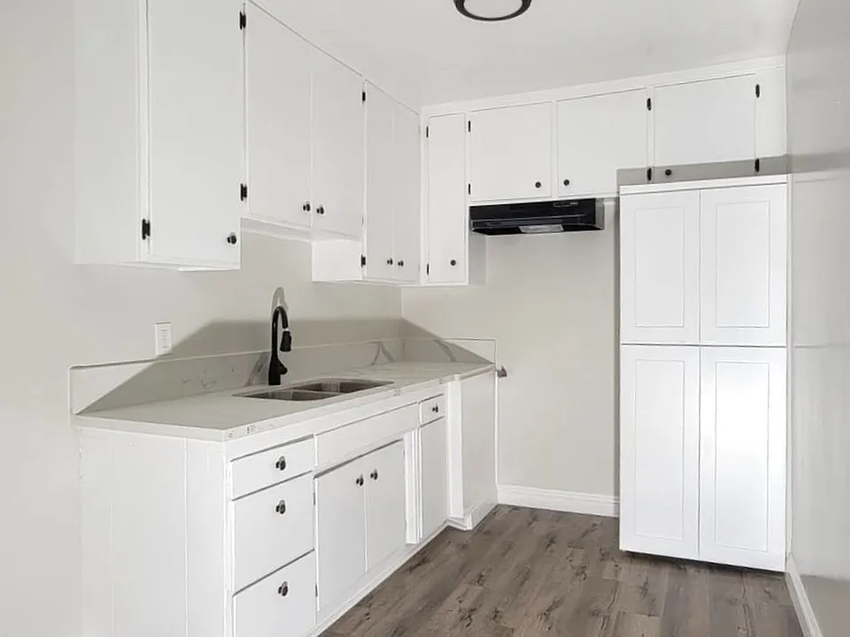 835-849 W Vernon Ave
