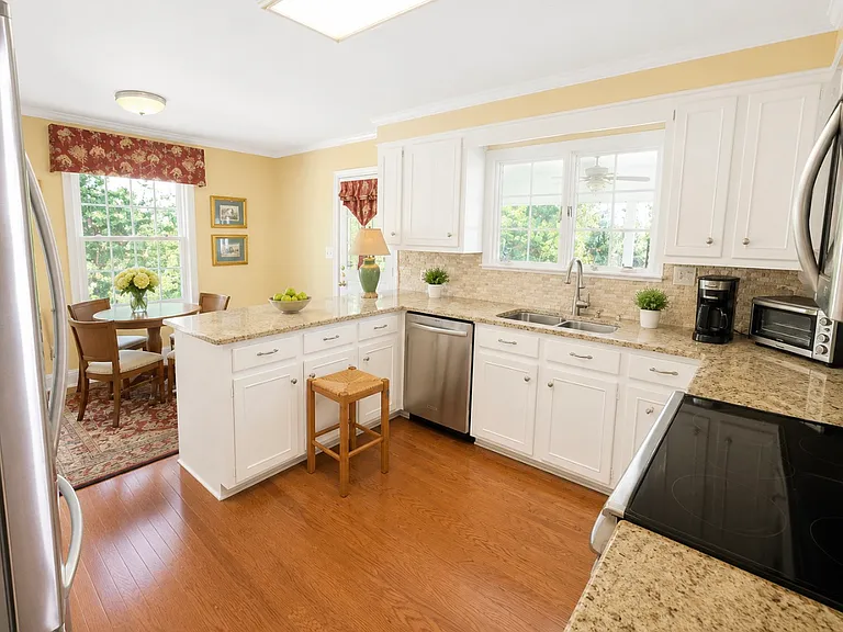 9100 Kings Rd — Photo 3
