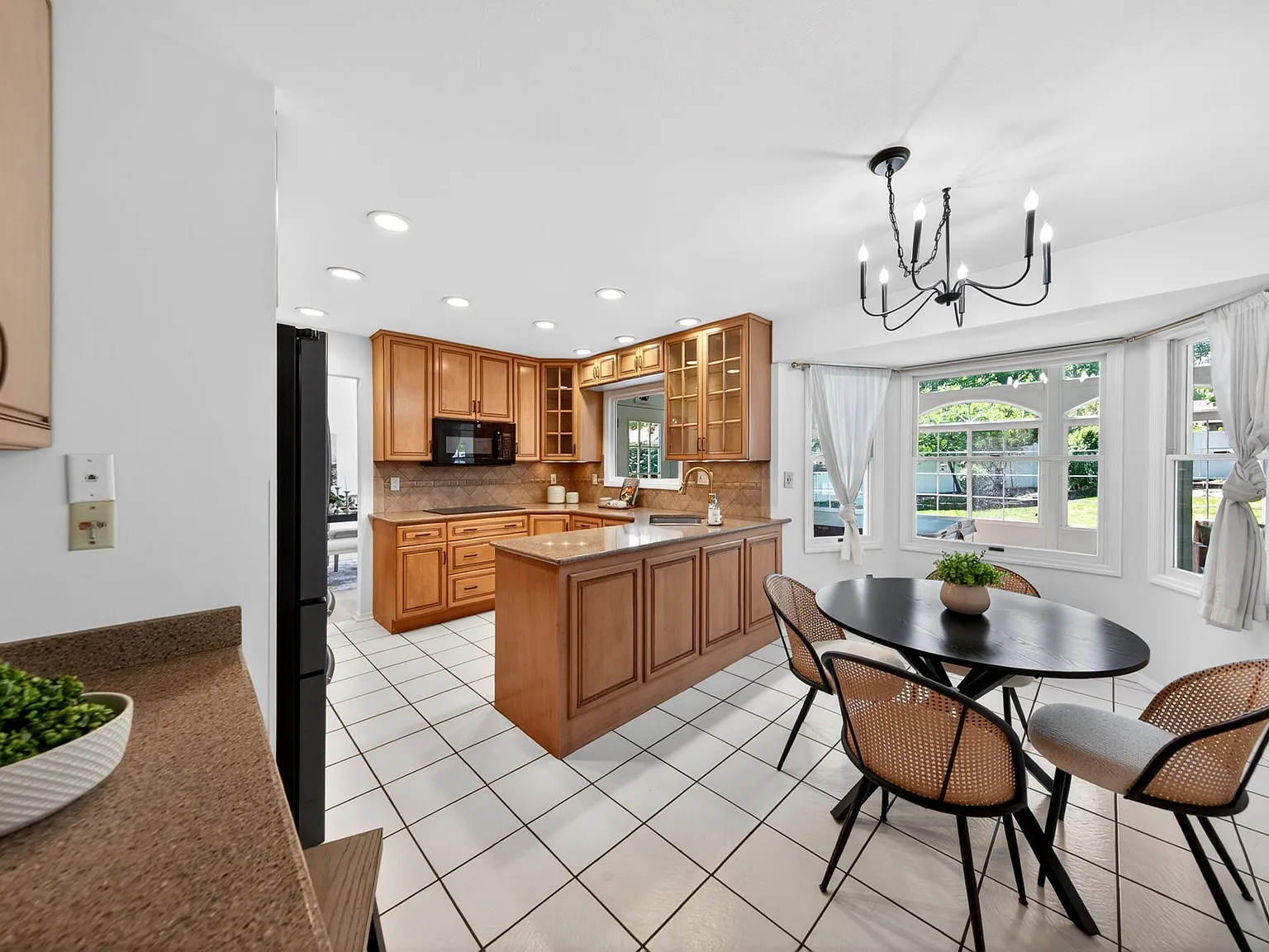 4 bed, 2.5 bath, 2739 sqft, $3,995 — Photo 3