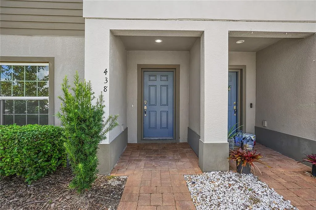 3 bed, 2.0 bath, 1606 sqft, $2,100 — Photo 2