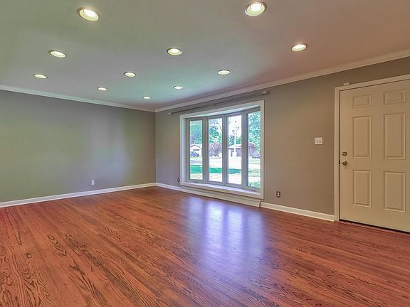 4th image of 1016 S Lombard Ave