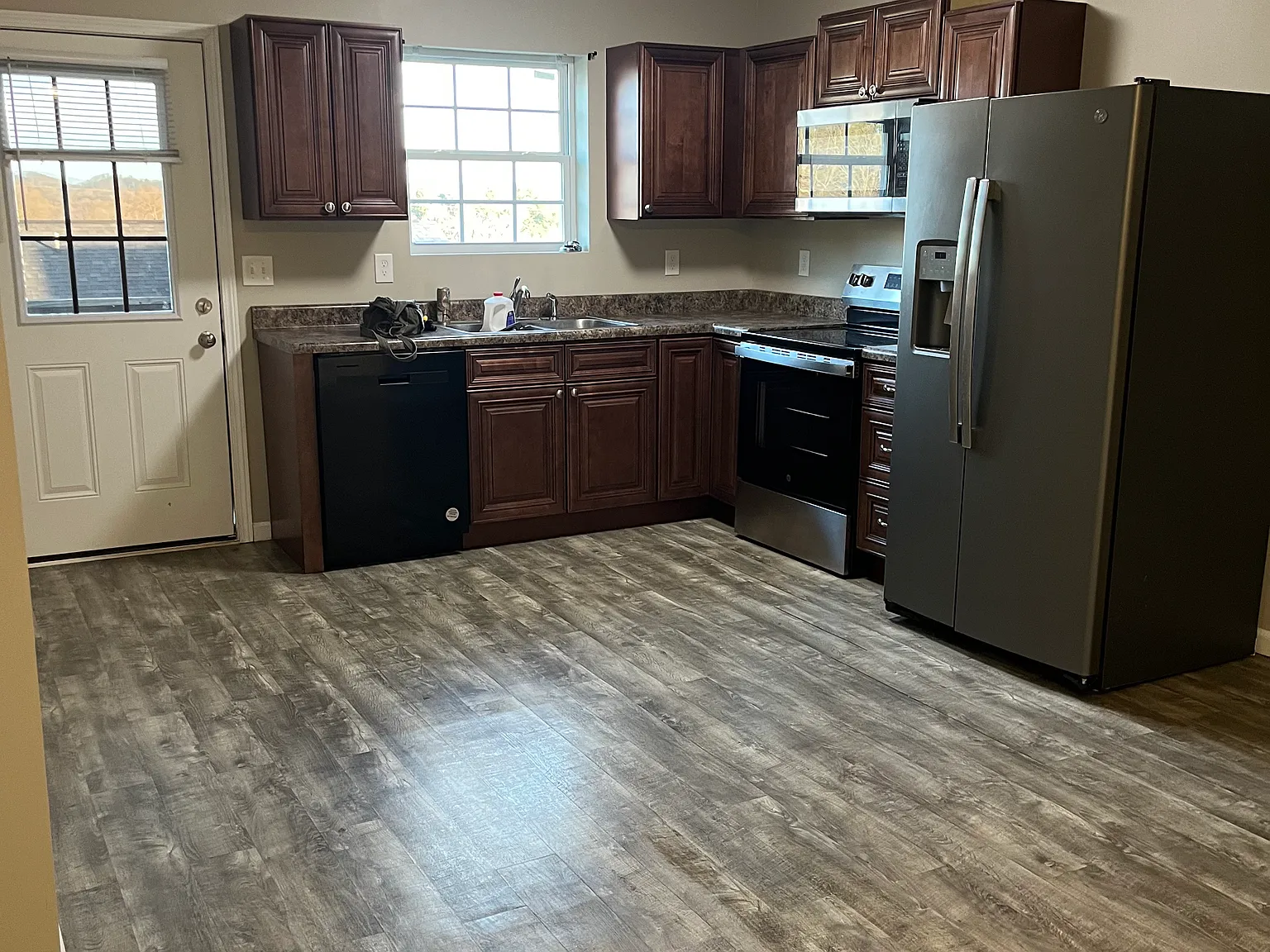 3 bed, 1354 sqft, $1,600 — Photo 2