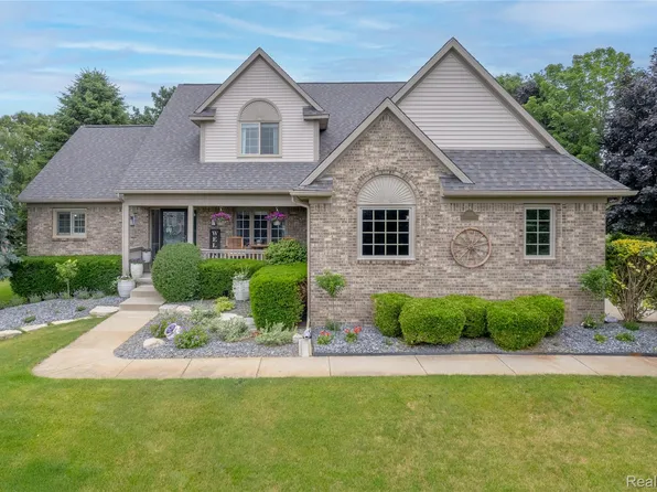 9154 Rotondo Dr, Howell, MI 48855