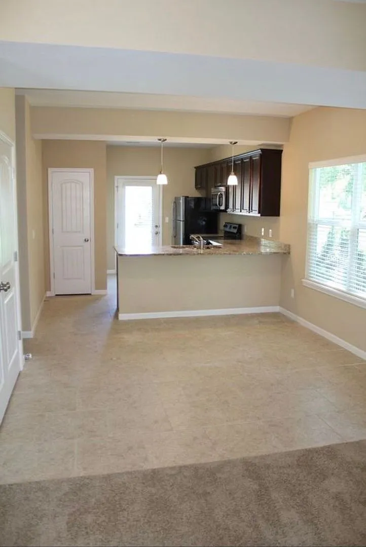 Like new 4 bedroom 4-1/2 bath downtown. near Campass. — Photo 4