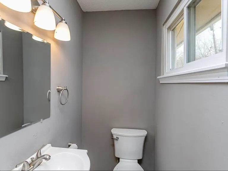 112 Redwood Rd — Photo 5