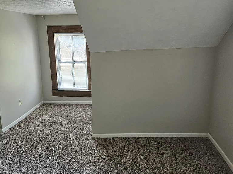 348 S College St — Photo 11