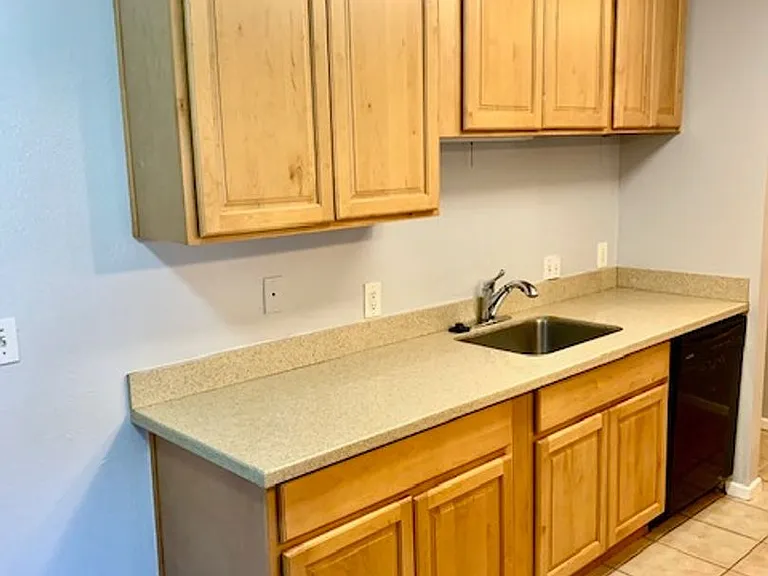 1163 Lakeview Cir — Photo 4